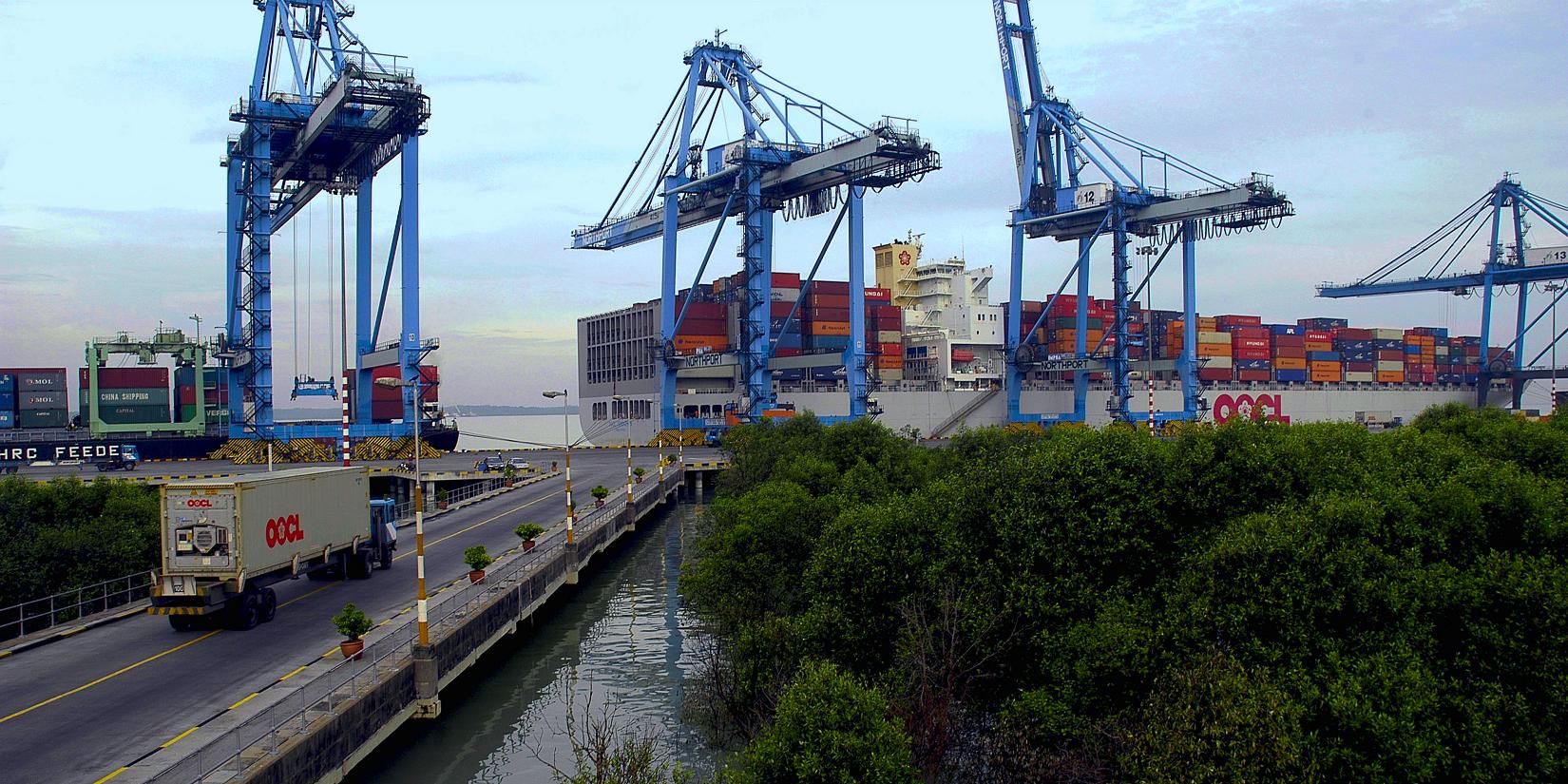 Puerto de buques de carga en Malasia